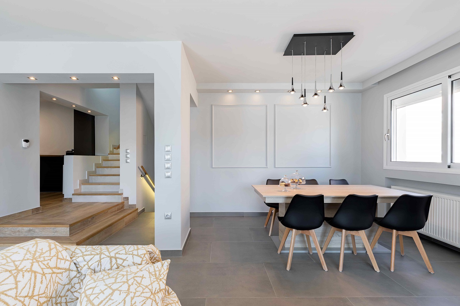 Παλιά μεζονέτα τεσσάρων επιπέδων στην Βάρη αι σε ένα cozy και ευχάριστο σπίτι